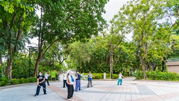 公園的開闊空間，以及其天然和文化氛圍，為使用者提供老幼咸宜的健身場地；既可習武，亦可練舞。